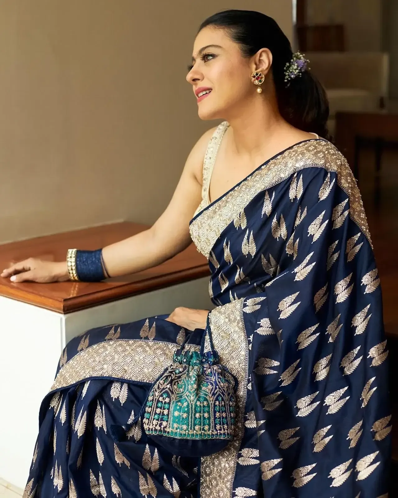 NORTH INDIAN ACTRESS KAJOL DEVGN IN SLEEVELESS BLUE SAREE 3